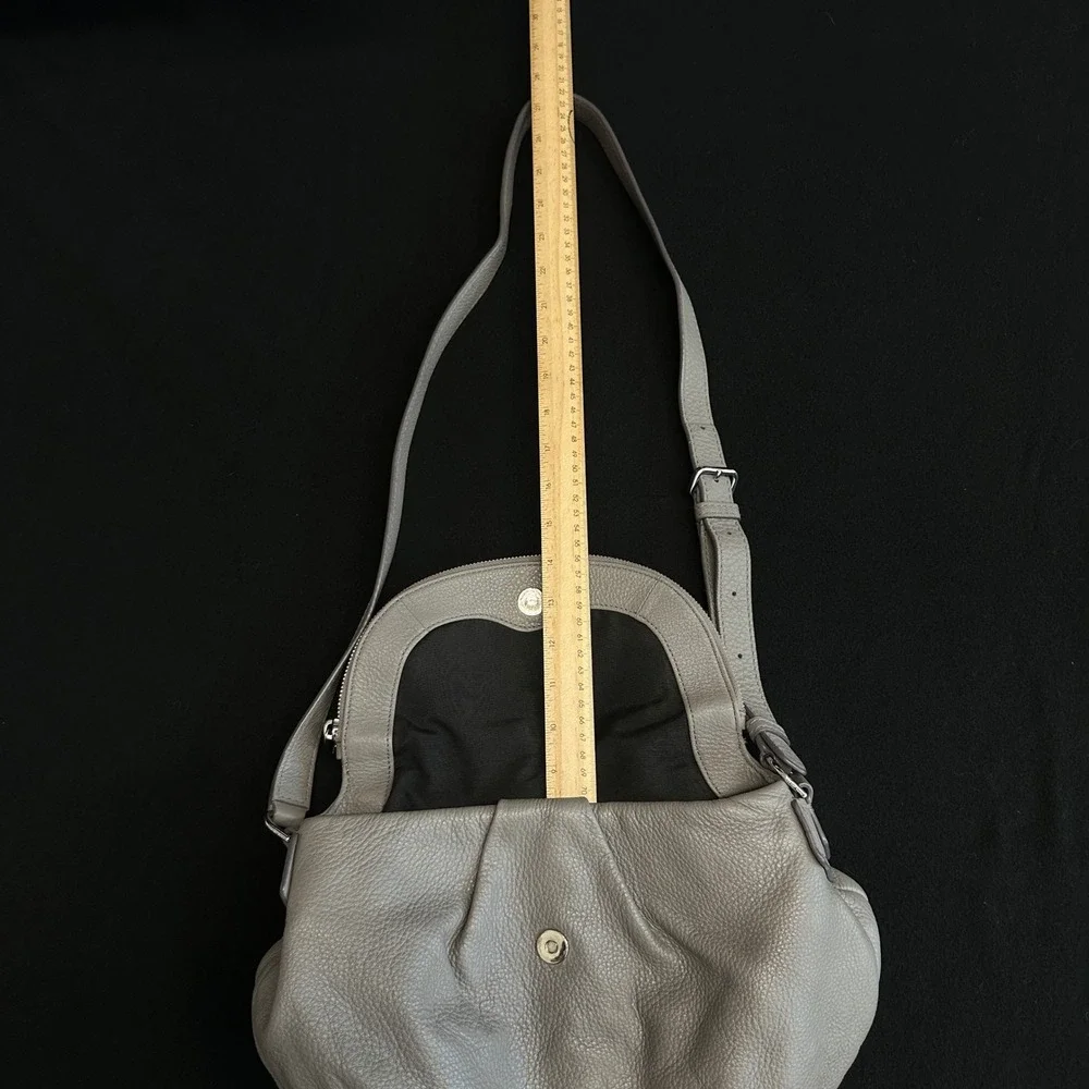 Marc Jacobs Grey Pebbled Leather Crossbody Bag Silver Logo Plaque Slouchy Hobo